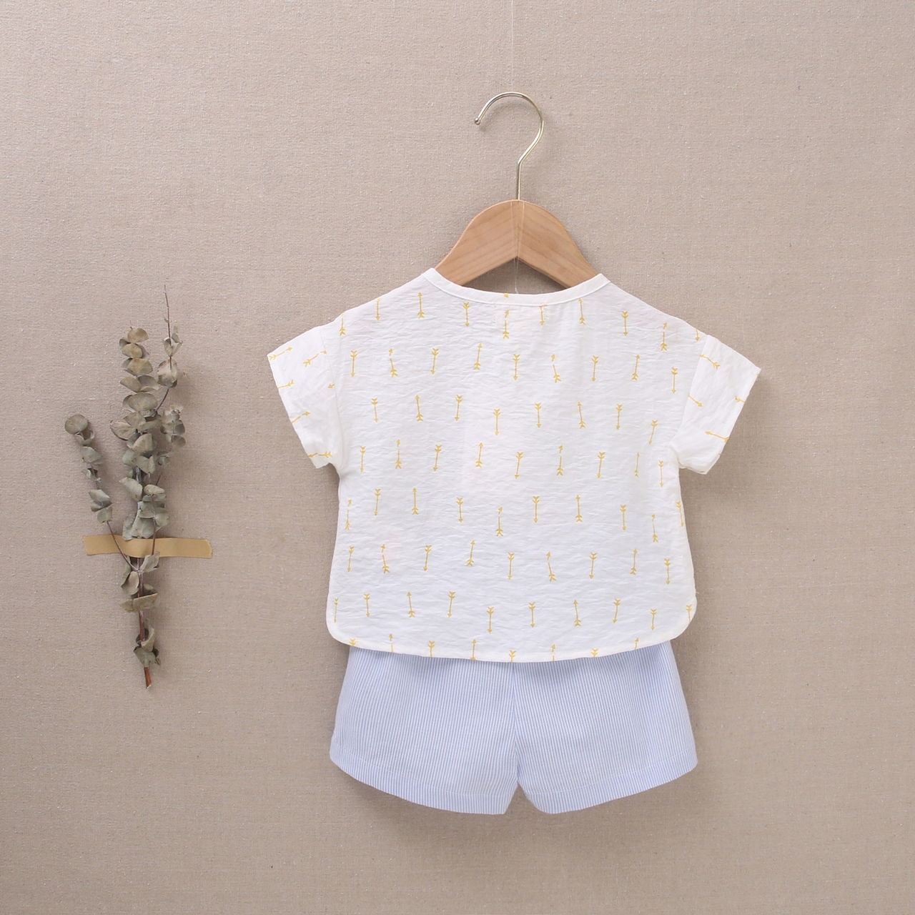 Conjunto bebé niño camisa en contraste short rayas azules