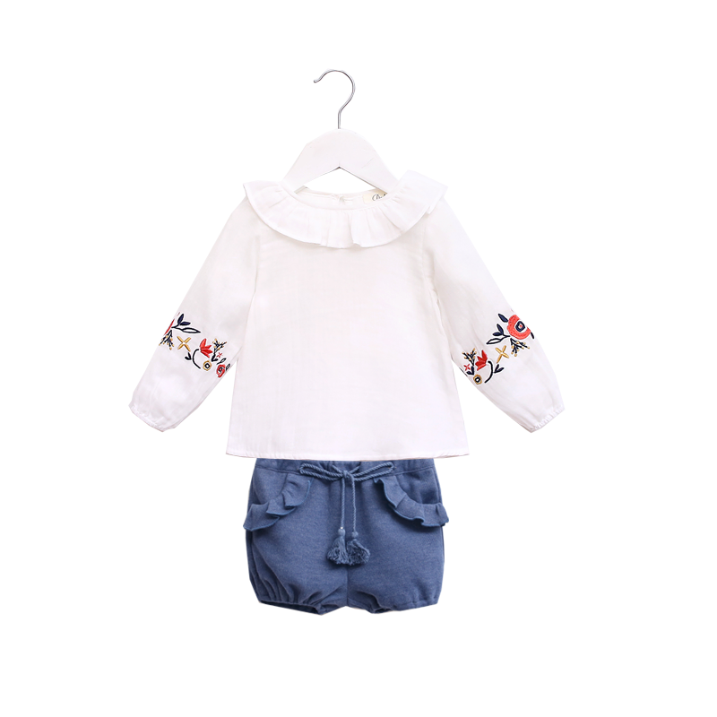 Conjunto bebé niña blusa bordada, short borlitas